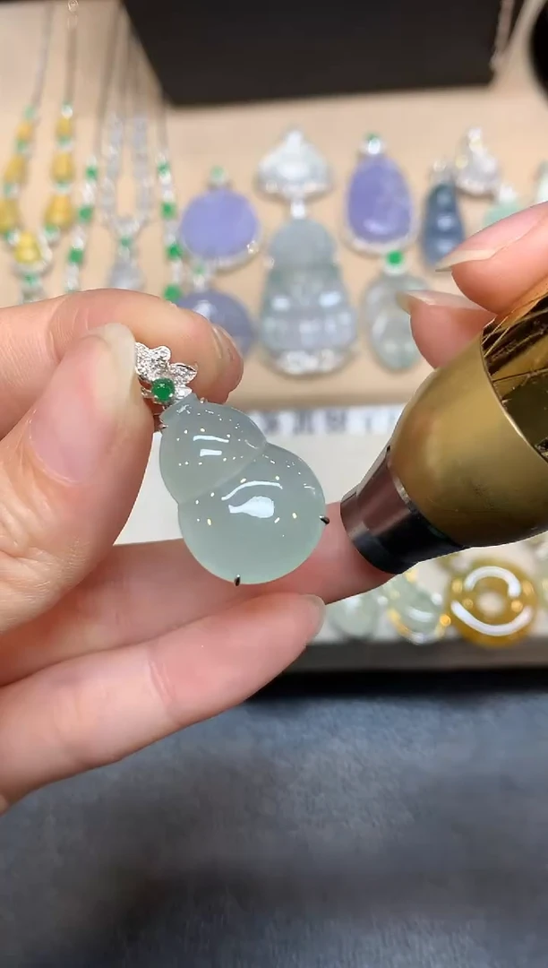 颈饰18K金镶嵌翡翠葫芦【无服务费