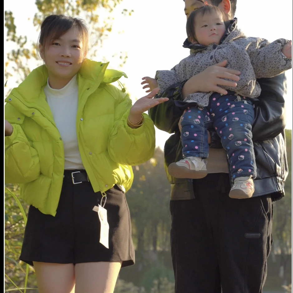 黄外套白色打底衣短裤三件套