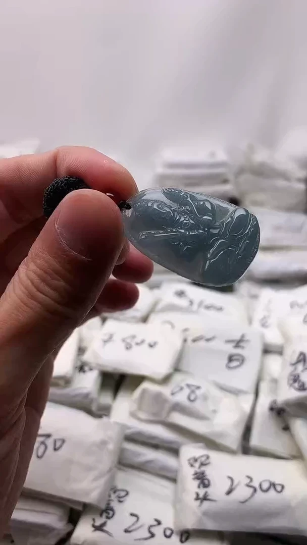 翡翠未镶嵌颈饰虚空藏