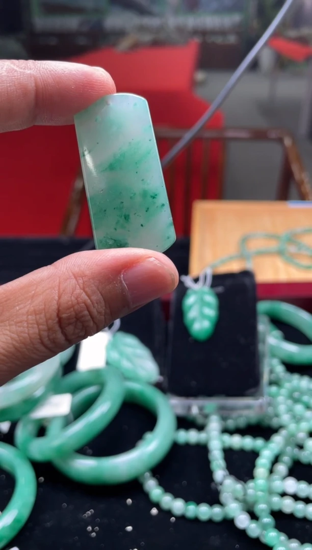 【闪购商品】石英质玉吊坠(不含链)未镶嵌无事牌