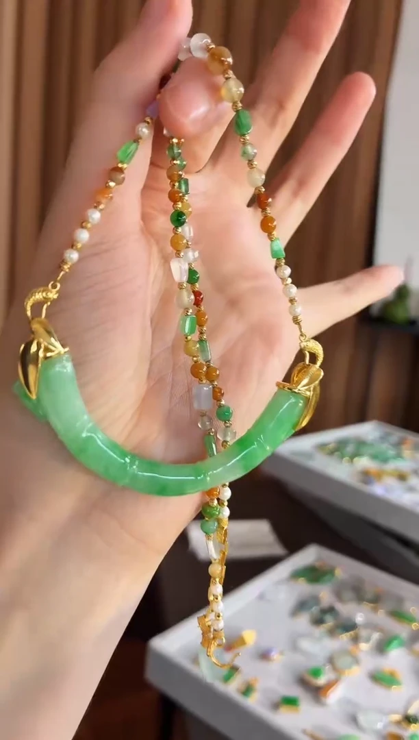 颈饰18K金镶嵌翡翠颈饰