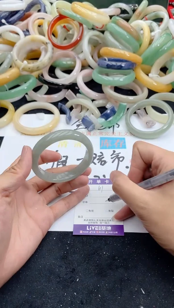 【闪购商品】石英质玉手镯未镶嵌61+