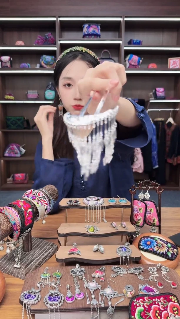 织绣55蒙阿苏苗绣传承店