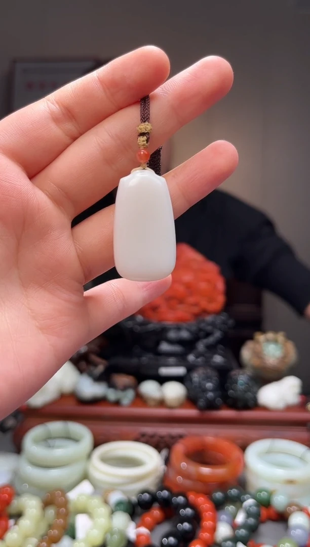 颈饰未镶嵌和田玉吊坠