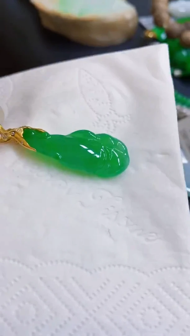 颈饰18K金镶嵌翡翠随型