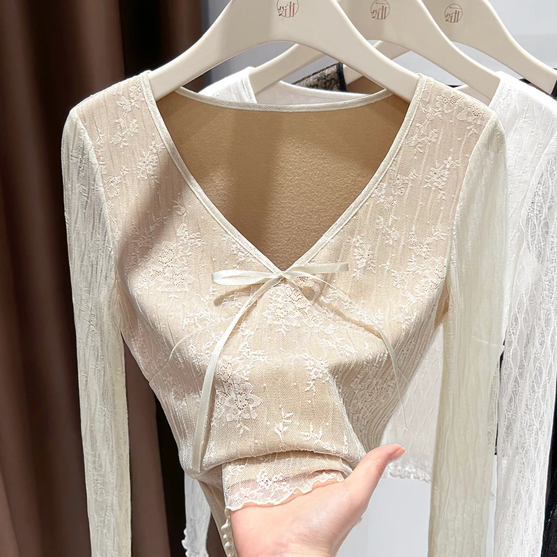 花纹设计杏色加绒蕾丝衫上衣女内搭2025春季短款V领长袖打底小衫