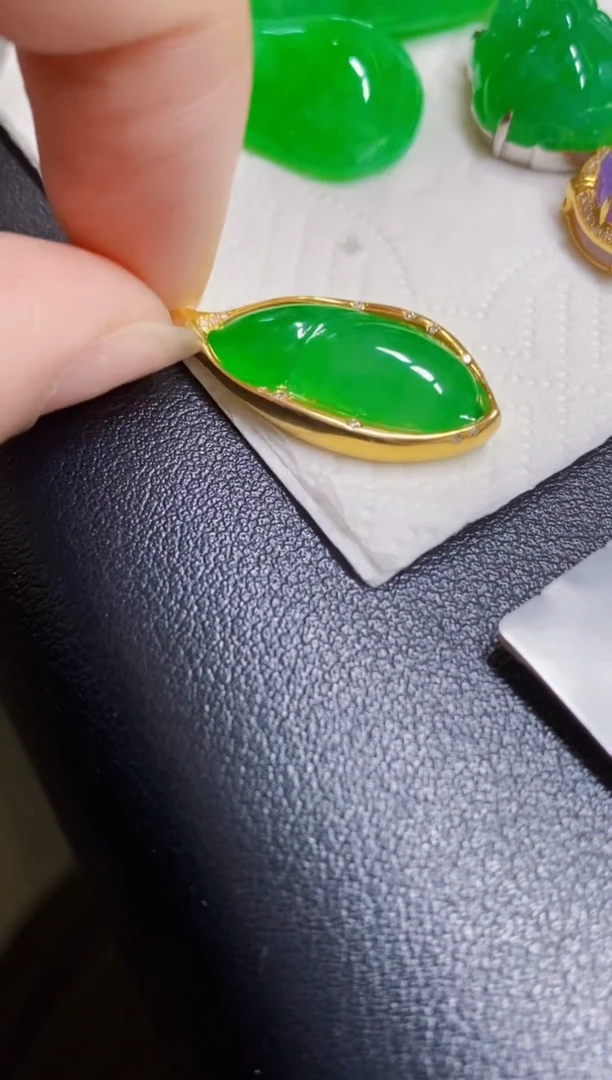 颈饰18K金镶嵌翡翠?*宝瓜