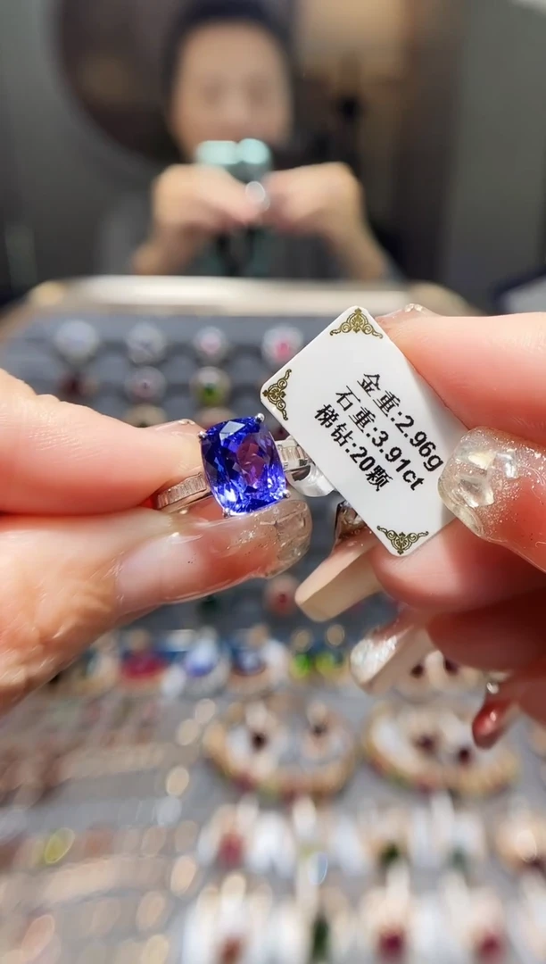 18K金镶嵌戒指坦桑石3.91.