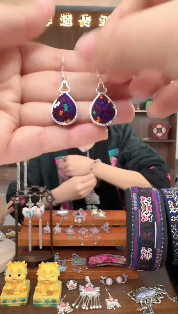 【闪购商品】织绣扶光苗绣传承86