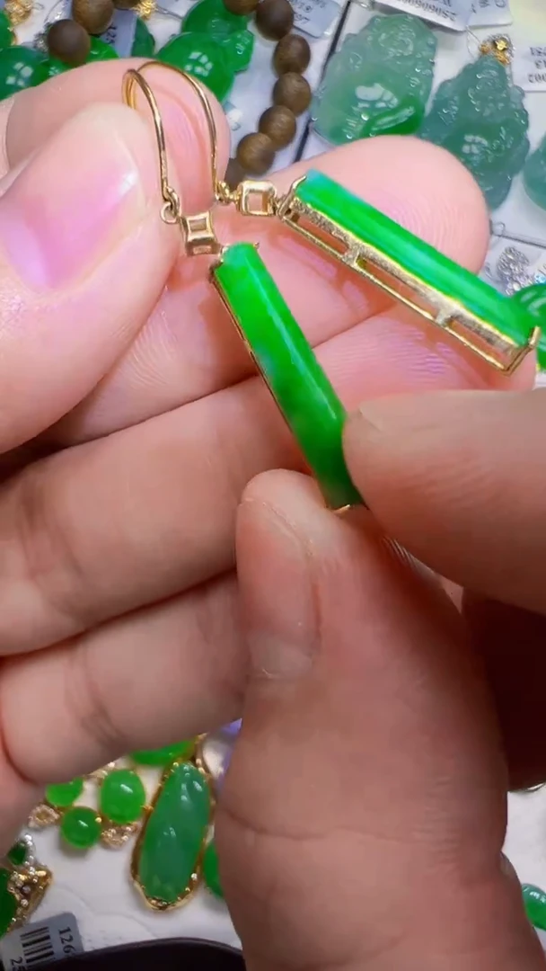 颈饰18K金镶嵌翡翠耳饰