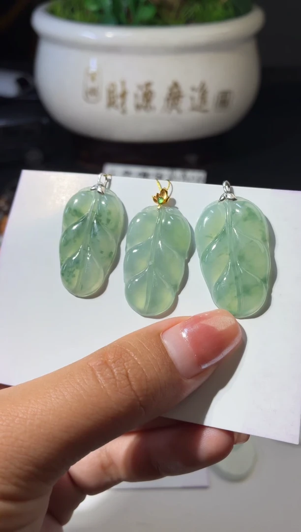 颈饰18K金镶嵌翡翠叶子多样性发货其一