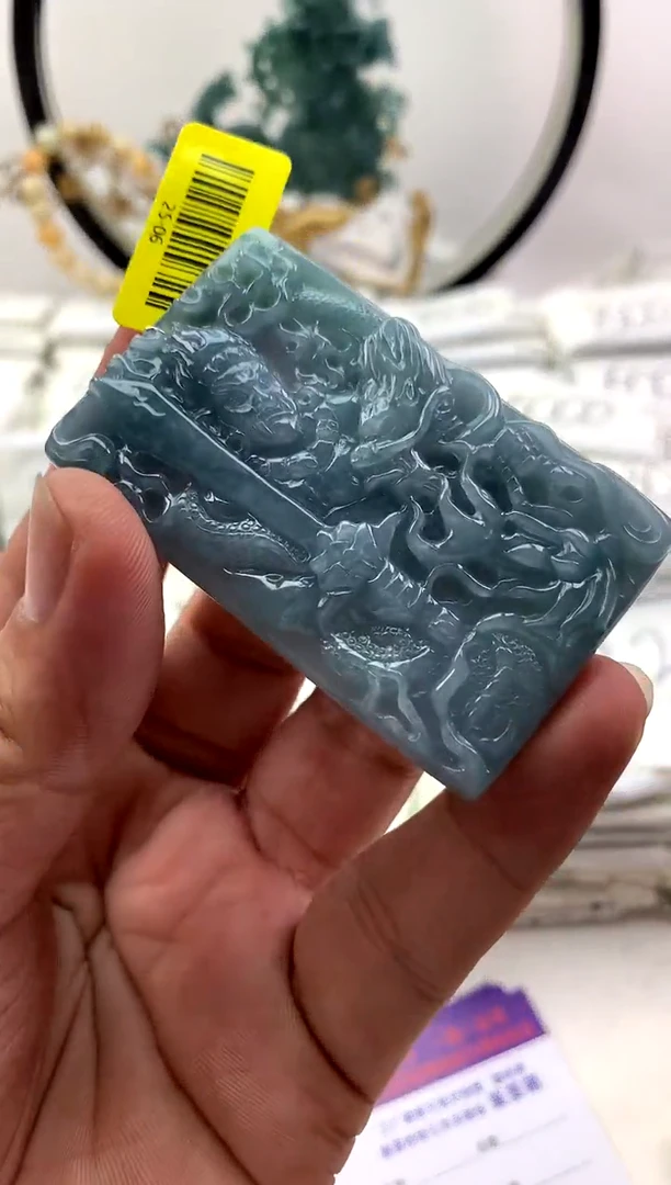 翡翠未镶嵌颈饰不动