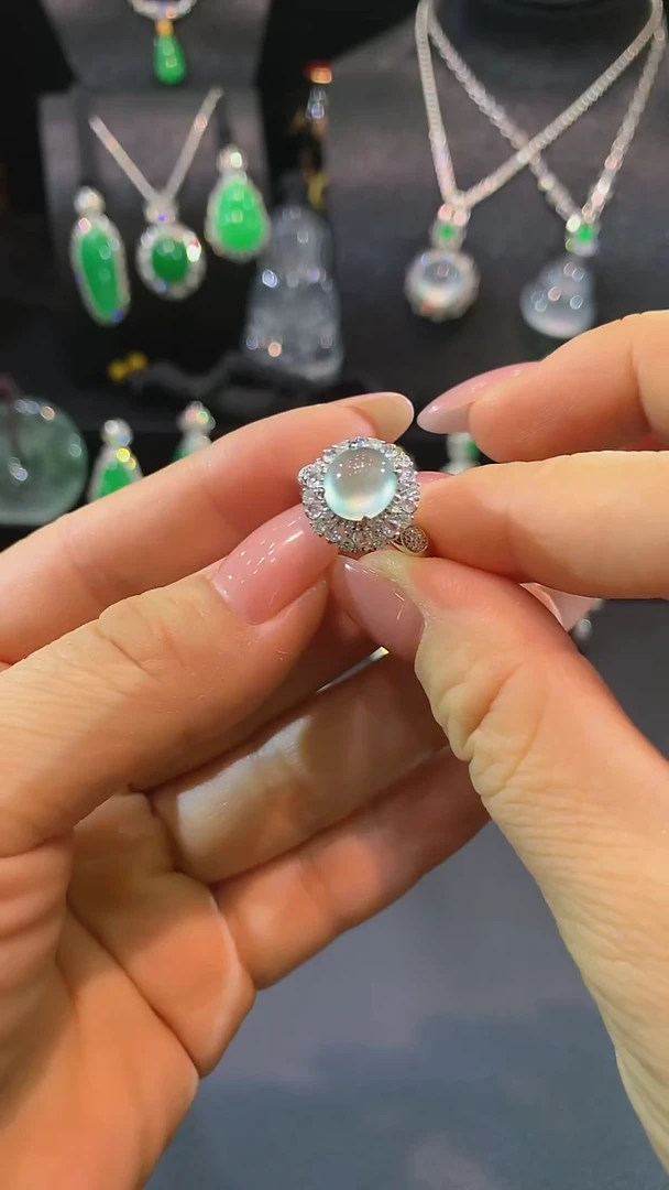 18K金镶嵌戒指翡翠戒指