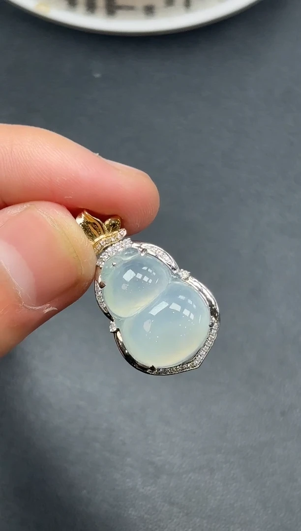 颈饰18K金镶嵌翡翠葫芦