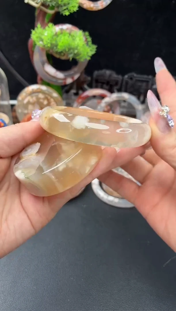 未镶嵌手镯（圆镯）石英质玉59