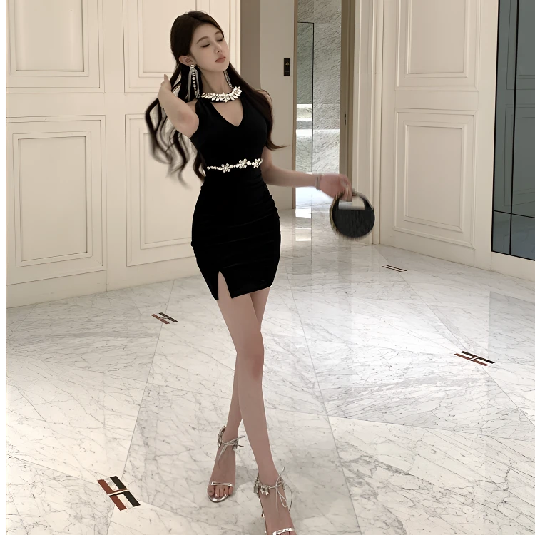 纯欲气质名媛丝绒挂脖连衣裙法式高级感赫本小黑裙修身收腰包臀裙