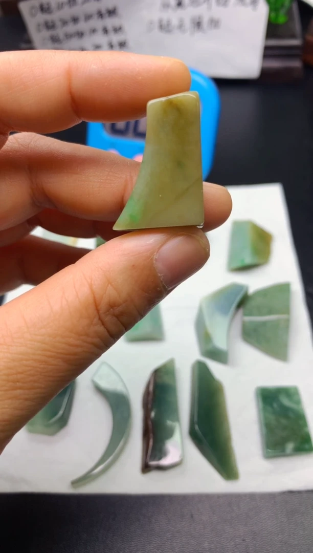 颈饰未镶嵌翡翠纳**纳料子