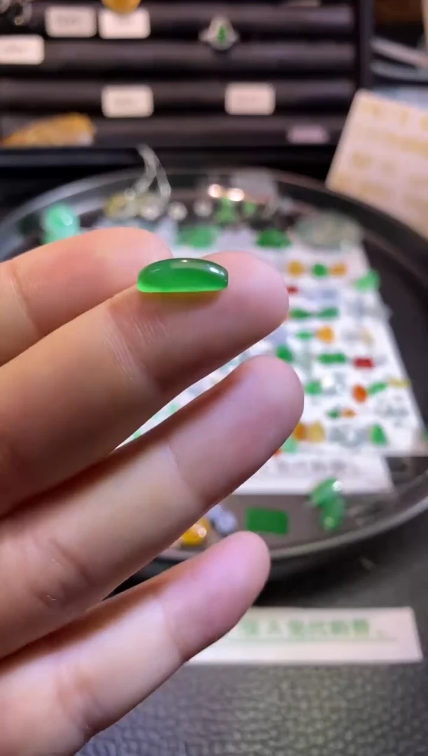 翡翠挂件未镶嵌马鞍