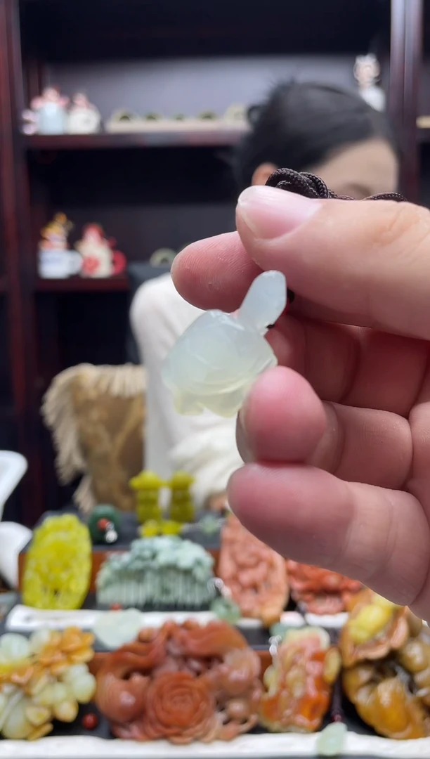 岫玉未镶嵌吊坠·