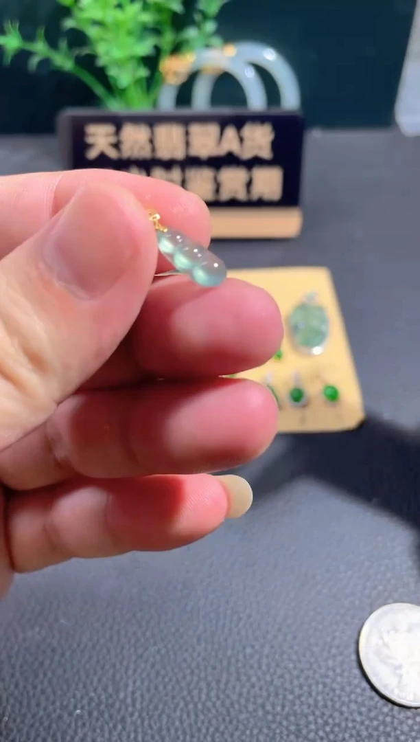 翡翠18K金镶嵌颈饰翡翠