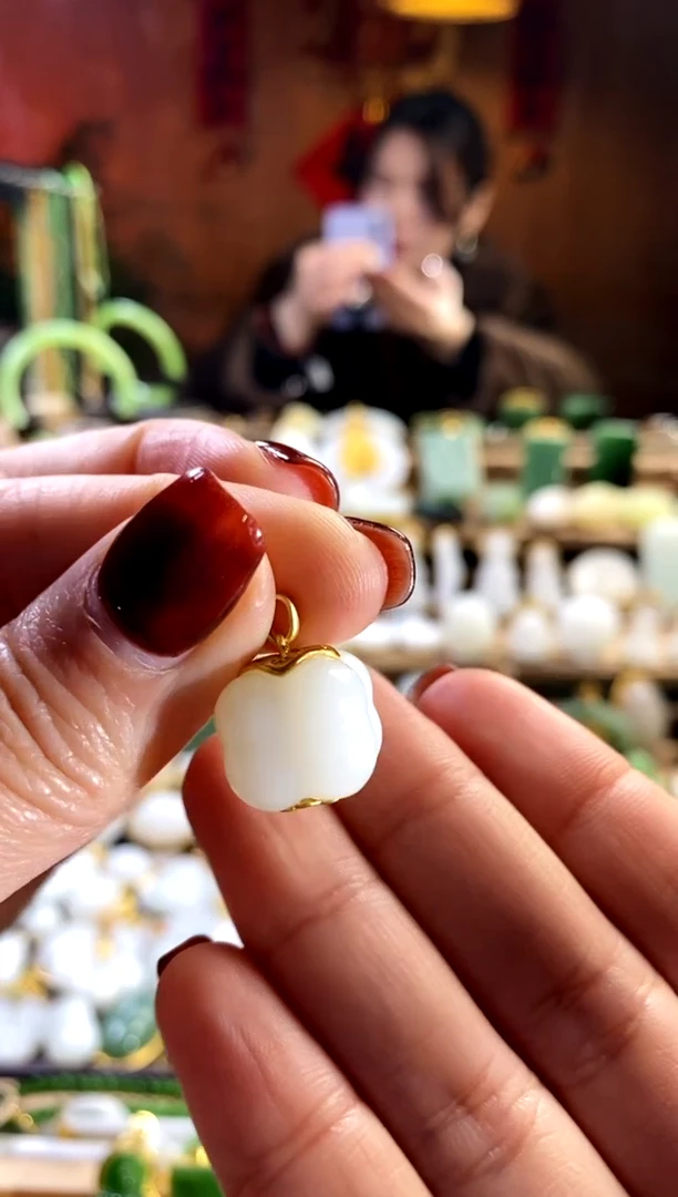 【闪购商品】和田玉吊坠18K金镶嵌。