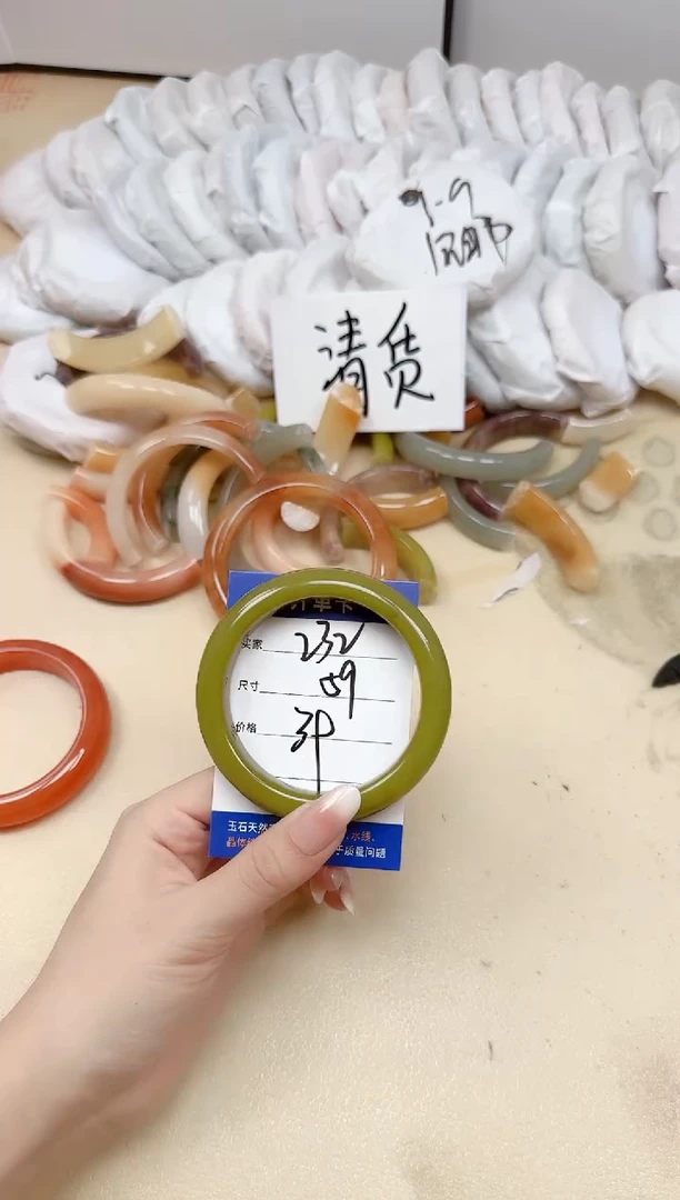 未镶嵌手镯石英质玉232/59