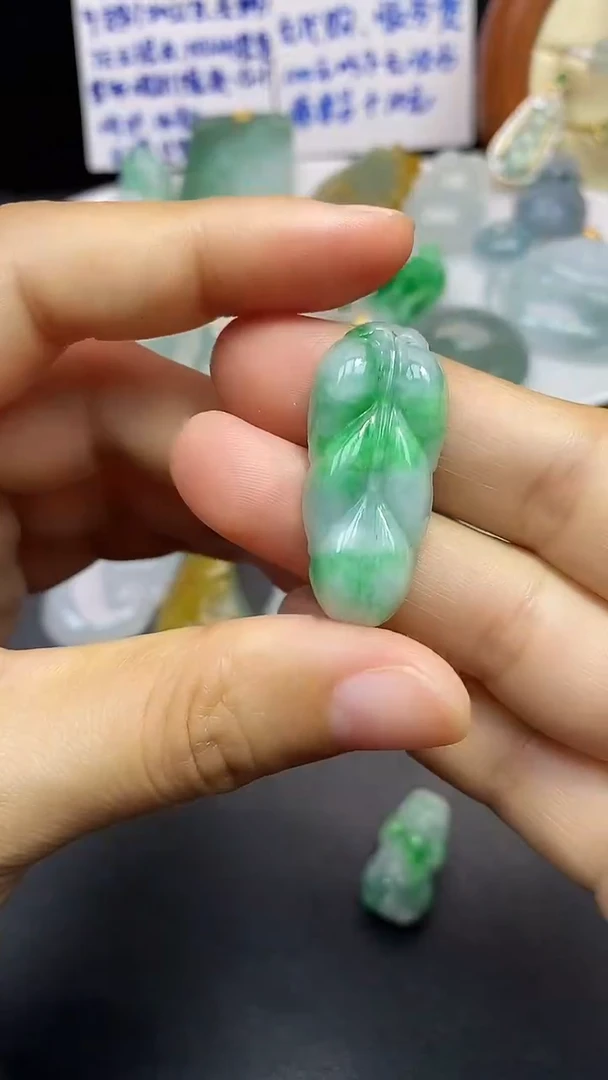 颈饰未镶嵌翡翠吊坠