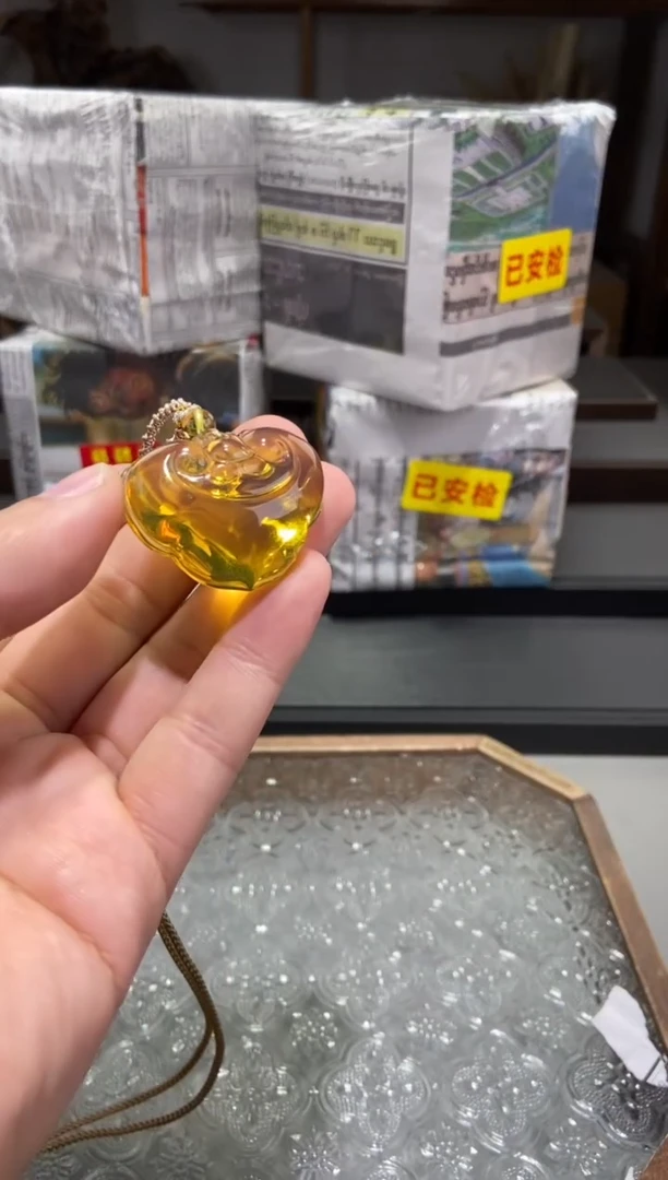 琥珀颈饰未镶嵌如意锁