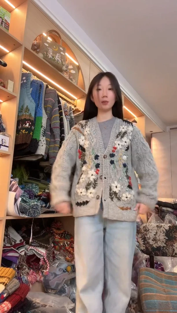羊毛灰色立体花毛衣