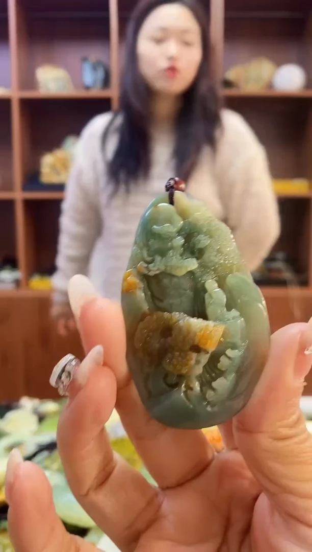 未镶嵌蛇纹石玉吊坠