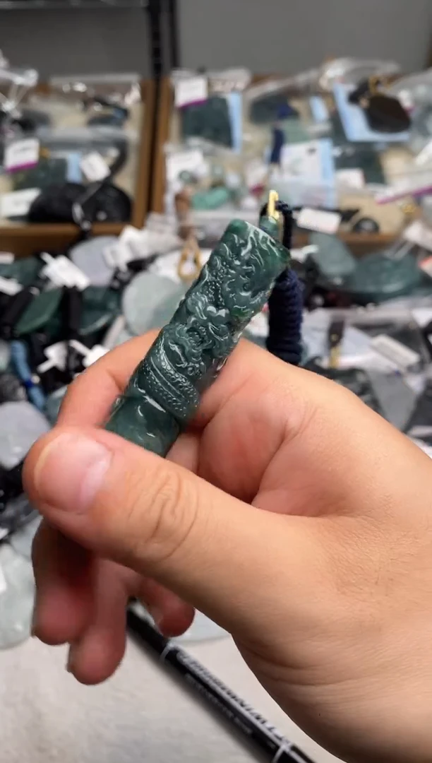 翡翠未镶嵌颈饰多样性发其一