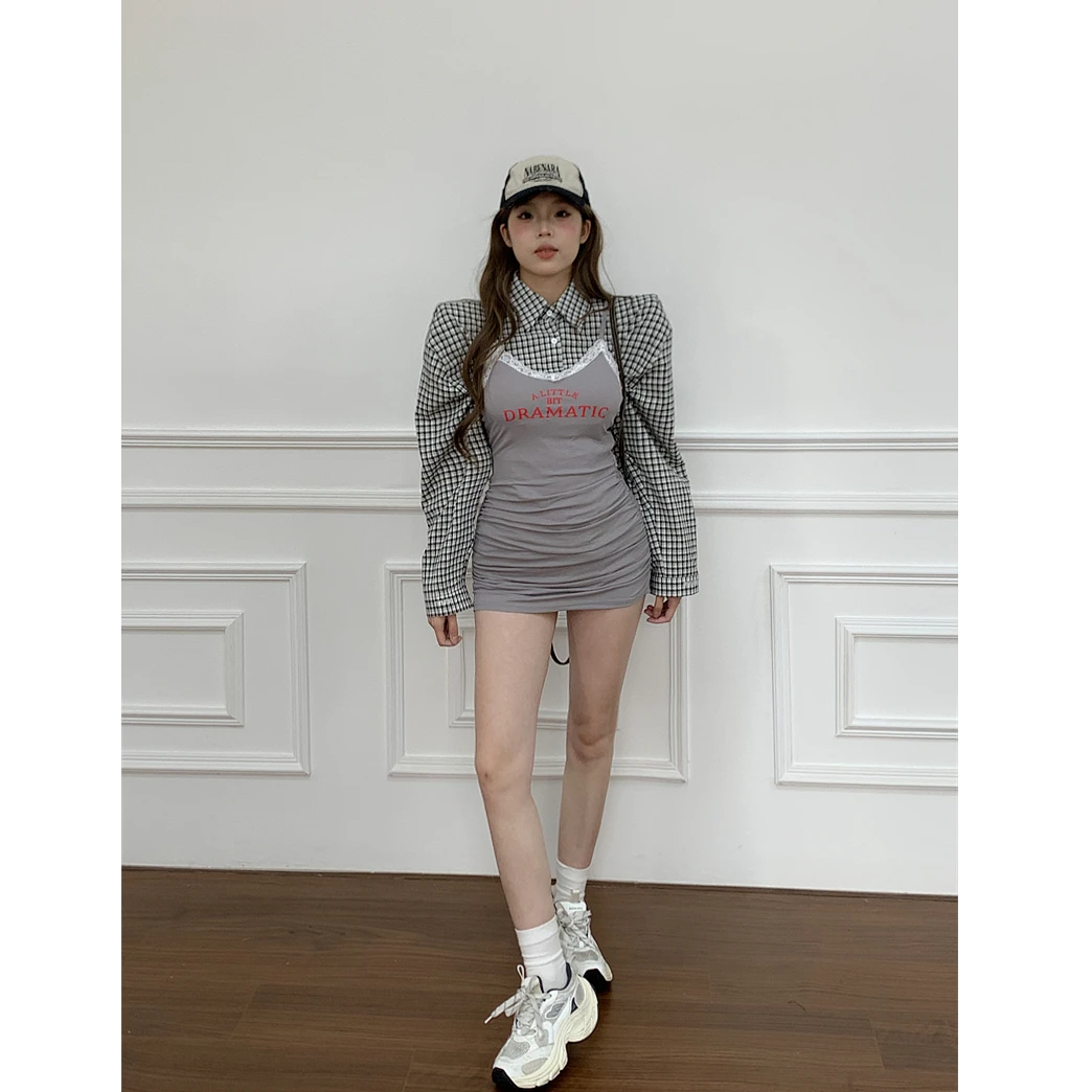 【韩女辣妹】泡菜慵懒垫肩格纹衬衫 蕾丝拼接字母褶皱胸垫吊带裙