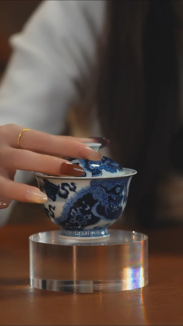 青花双狮绣球盖碗