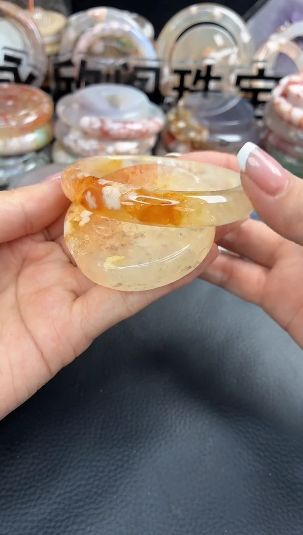 未镶嵌手镯（圆镯）石英质玉56