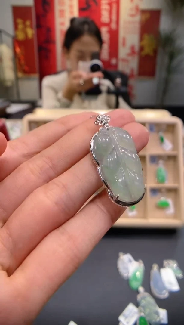 【闪购商品】翡翠吊坠(不含链)18K金镶嵌叶子