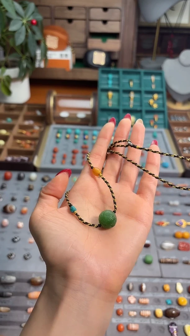 吊坠(赠链)未镶嵌和田玉（碧玉）碧玉吊坠