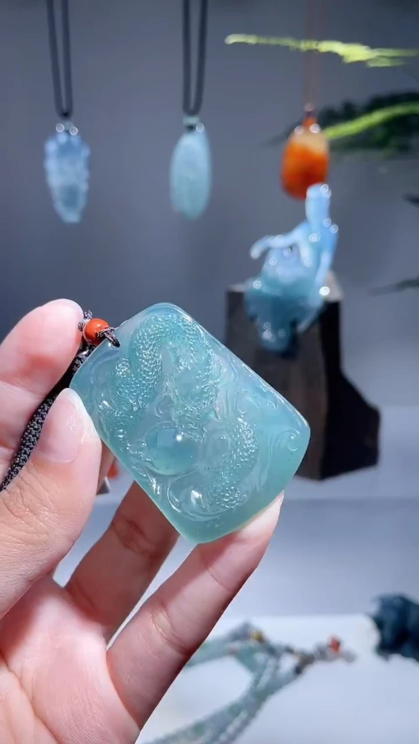颈饰未镶嵌翡翠龙牌