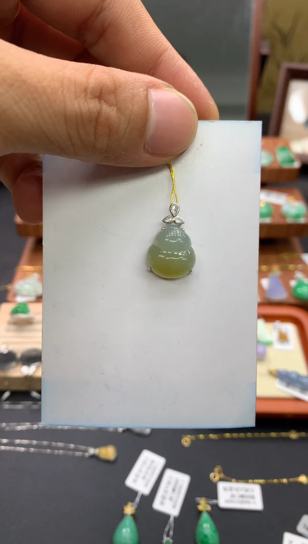 吊坠(不含链)18K金镶嵌翡翠葫芦
