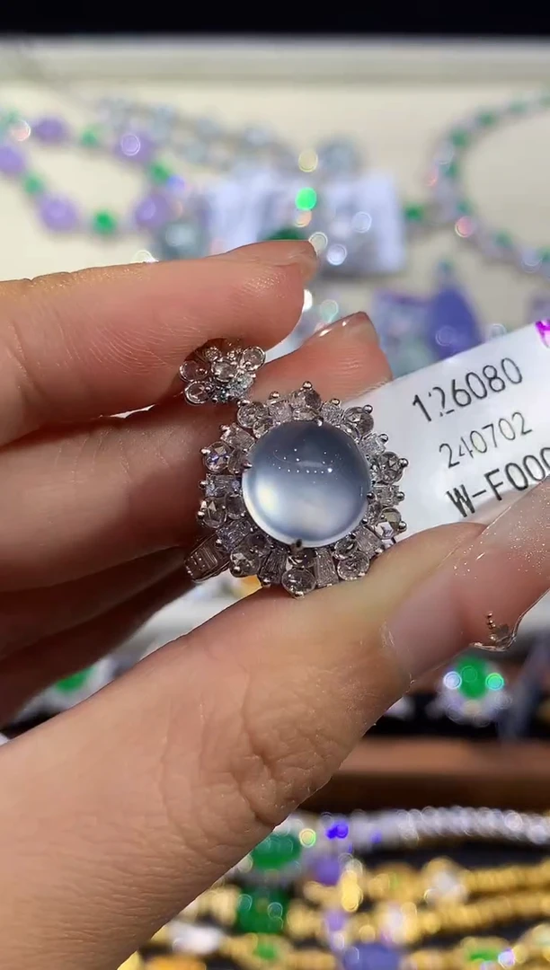 18K金镶嵌戒指翡翠多样性发其一