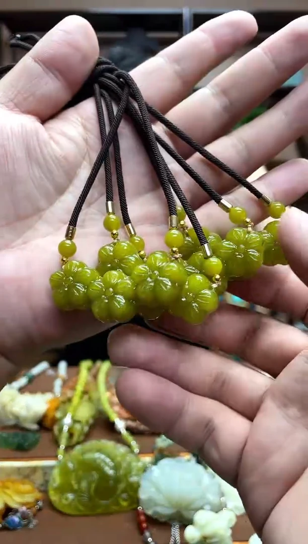 未镶嵌岫玉吊坠多样性发货发其中之一