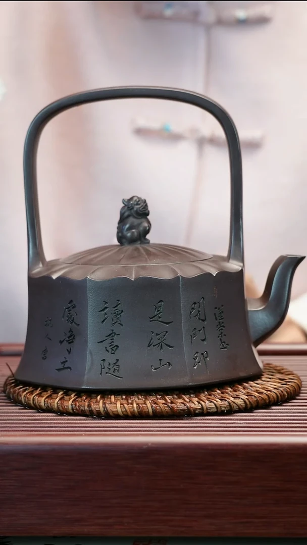 茶壶紫砂深井老紫泥  瑞兽提梁壶   550cc   史志洪制