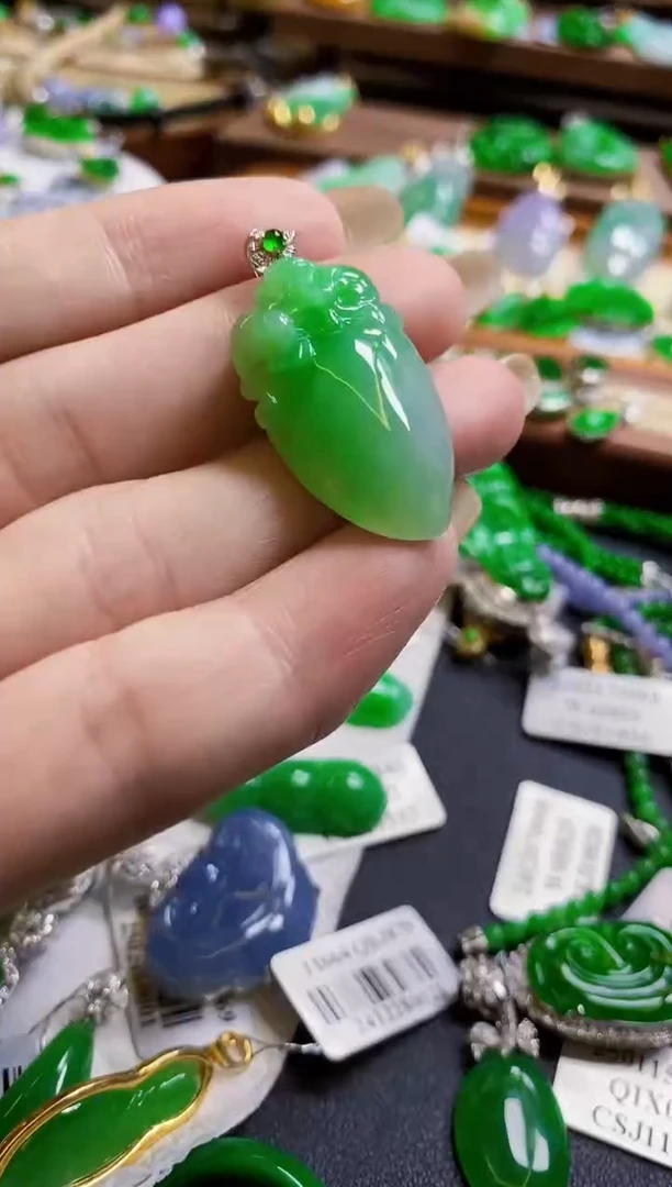 【闪购商品】翡翠颈饰18K金镶嵌瓜