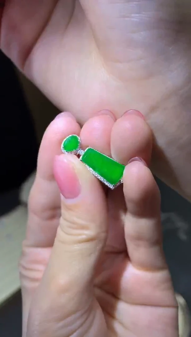 颈饰18K金镶嵌翡翠|不退不换