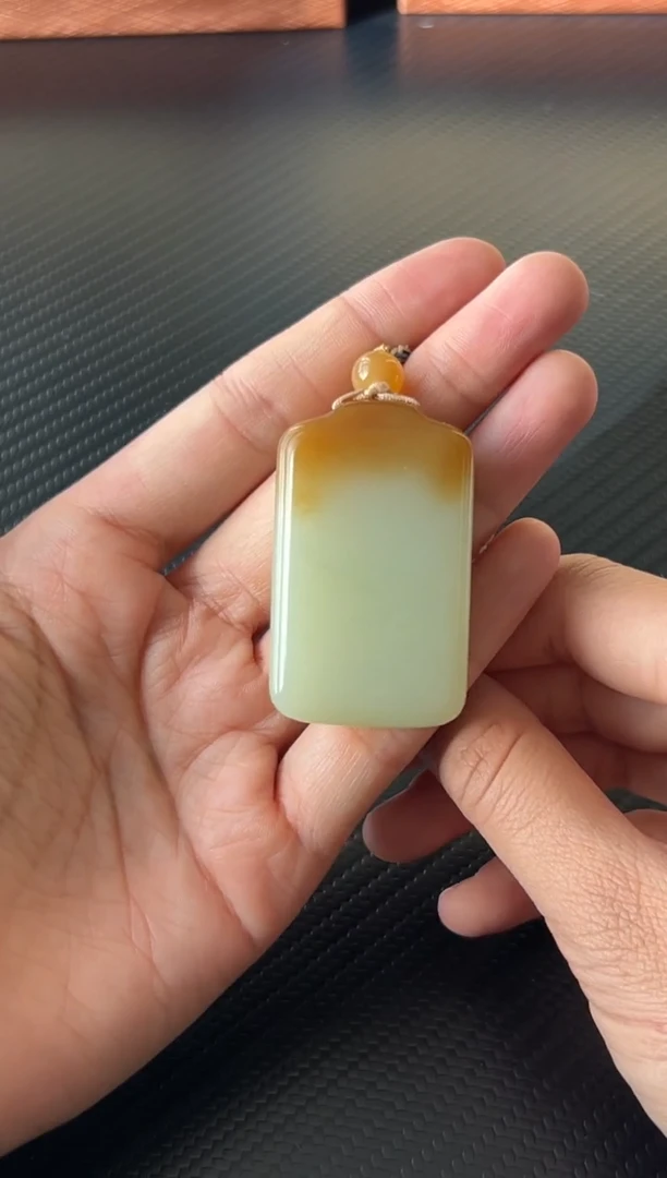 吊坠(赠链)未镶嵌和田玉若羌微色差吊坠k