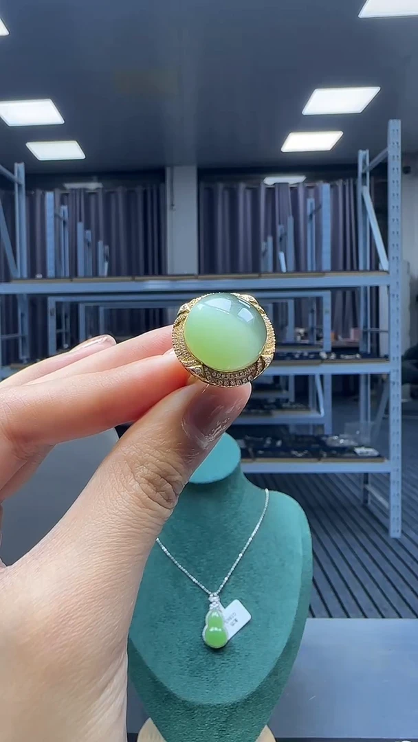 18K金镶嵌戒指和田玉1