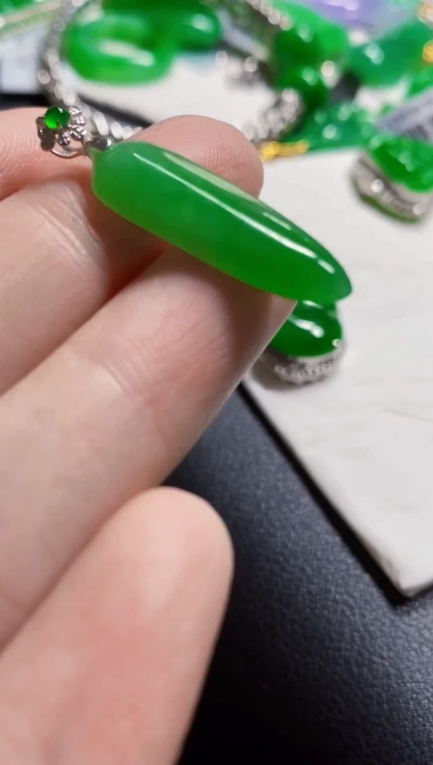 颈饰18K金镶嵌翡翠真*美瓜