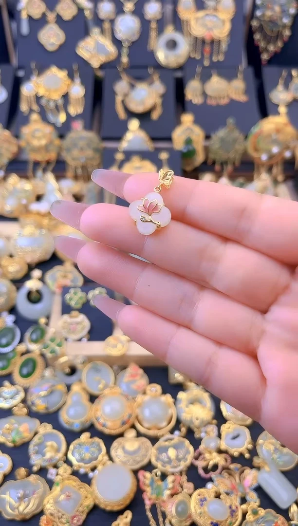 和田玉银S925镀金镶嵌颈饰蝶恋花荷花四叶草吊坠