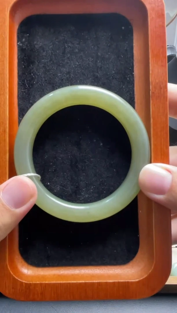 颈饰未镶嵌石英质玉美*手镯【56】