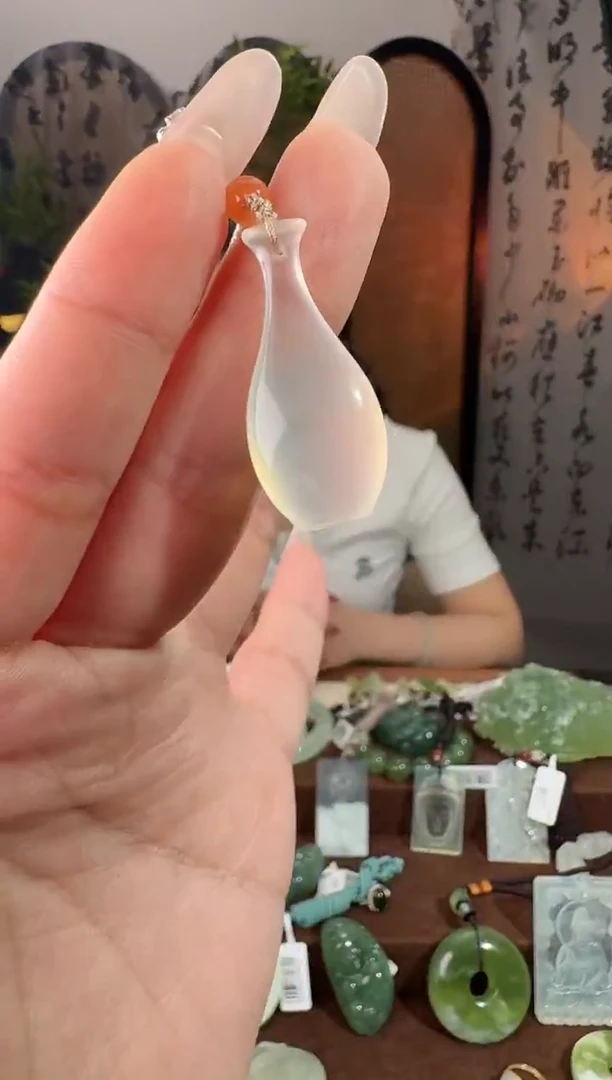 未镶嵌岫玉颈饰宝瓶