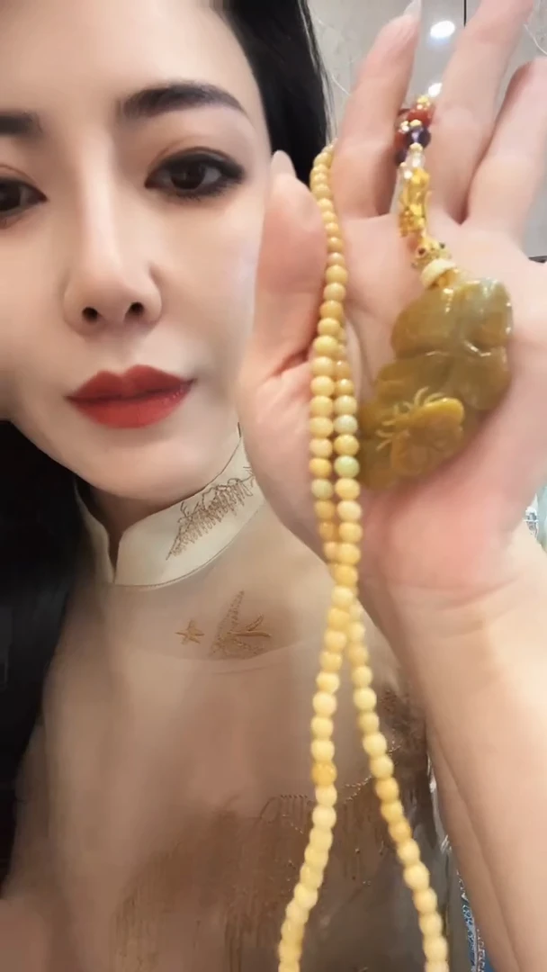 翡翠未镶嵌颈饰大业有成